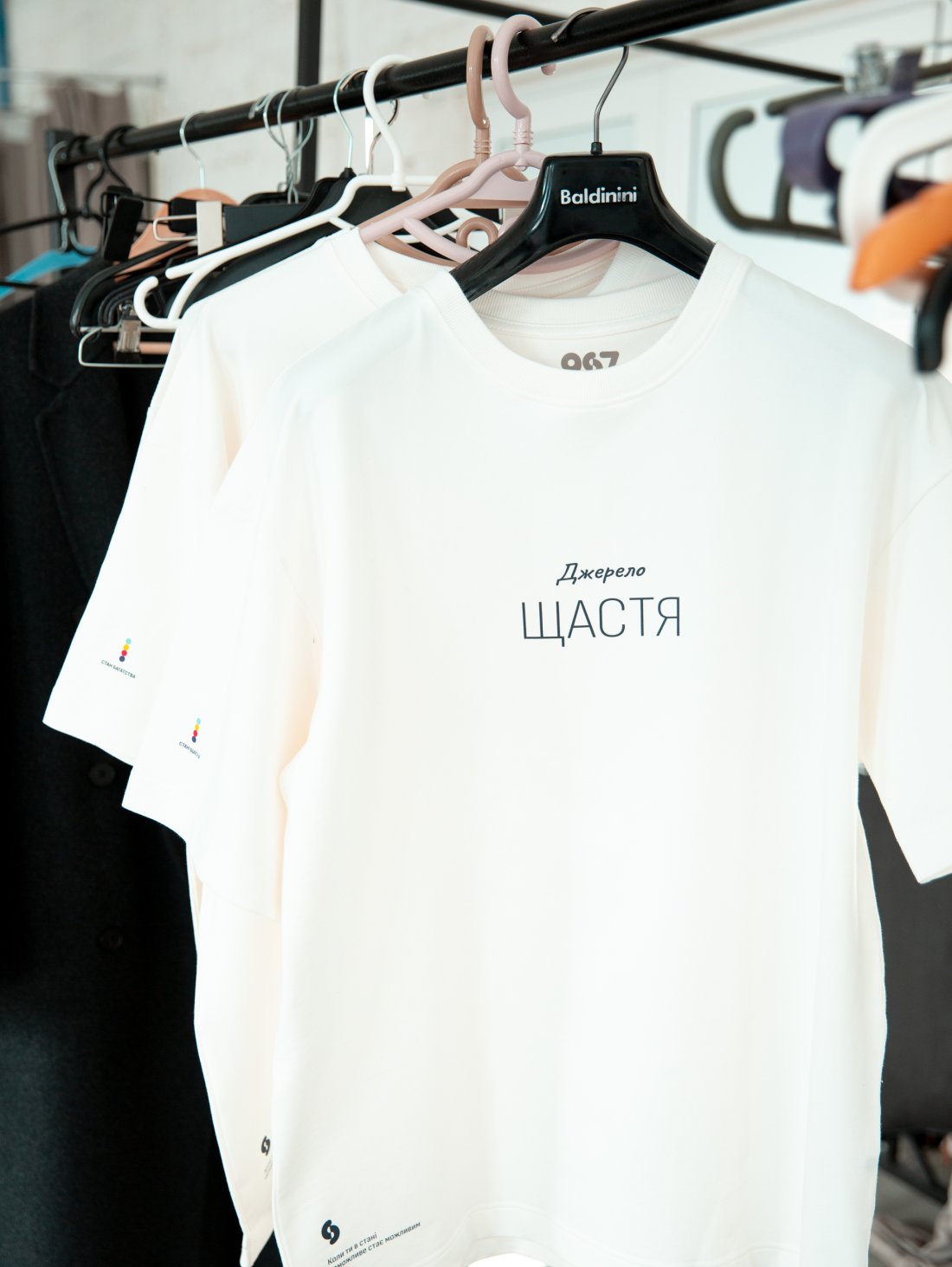 Футболка чорного кольору з принтом &quot;Джерело Щастя&quot; стан Щастя