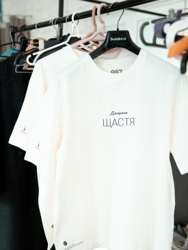 Футболка чорного кольору з принтом &quot;Джерело Щастя&quot; стан Щастя - Купити