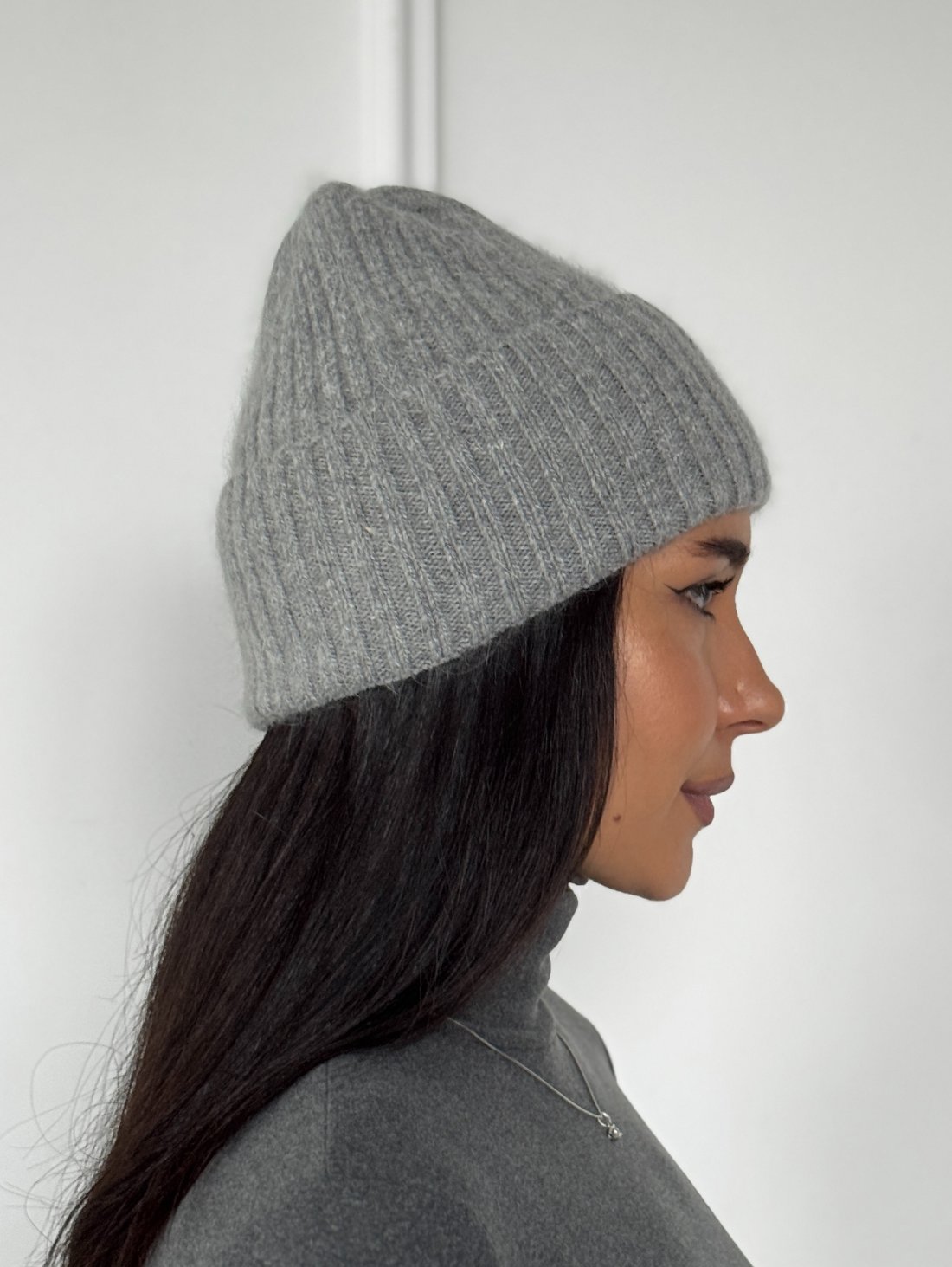 Стильна жіноча шапка рельєфної в'язки INNOE 950868-1 Сірий - Купити