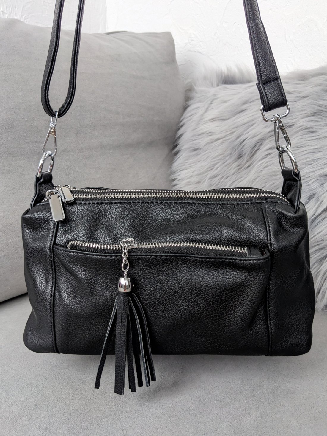 Стильна чорна сумка з м’якої екошкіри з китицею через плече INNOE 350010-4 Чорний