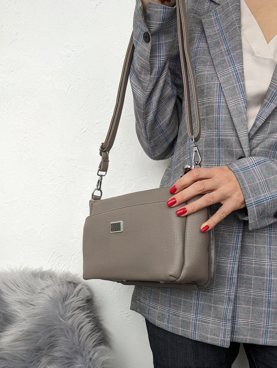 Містка сумка з великою зовнішньою кишенею і практичним дизайном INNOE 350010-1 Бежевий