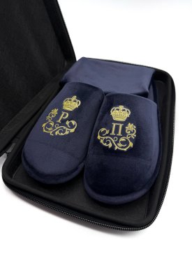 Подарунковий бокс з капцями та мішечком синього кольору з нанесенням особистих ініціалів золотого кольору - Купити