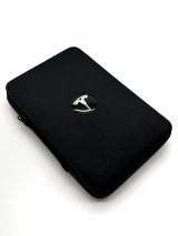 Подарунковий бокс з відкритими капчиками та мішечком з оригінальним авто-значком Tesla