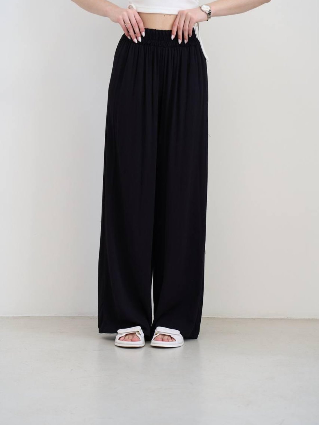 Комфортні та стильні чорні широкі брюки 220128