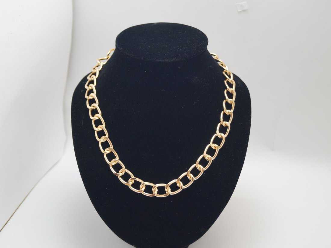 Ланцюжок на шию.