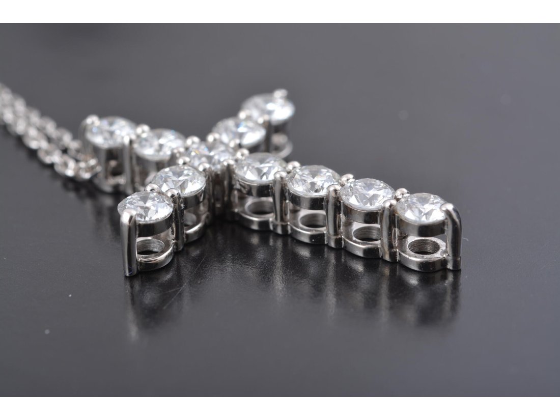 Хрестик із діамантами у стилі Graff