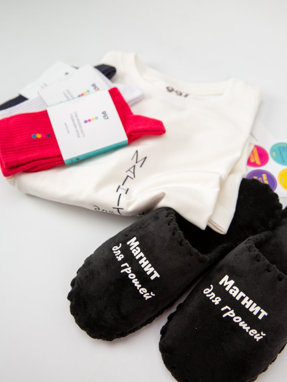 Комплект «Стан Багатства та впевненості» - футболка та чорні капці з принтом «Магніт для грошей» та 3 пари шкарпеток