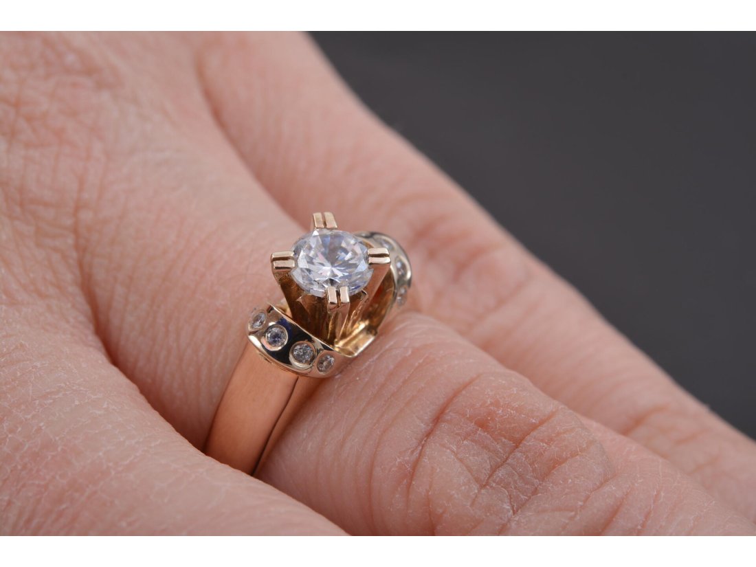 Жіноча каблучка