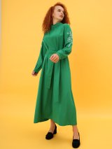 Зелена сукня з вишивкою на рукавах 270382-1