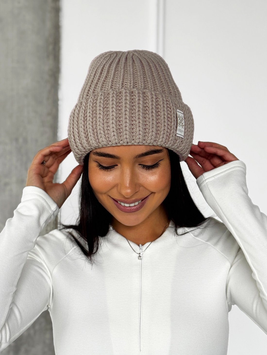 Жіноча шапка крупної в’язки з відворотом INNOE 950234-1 Капучино