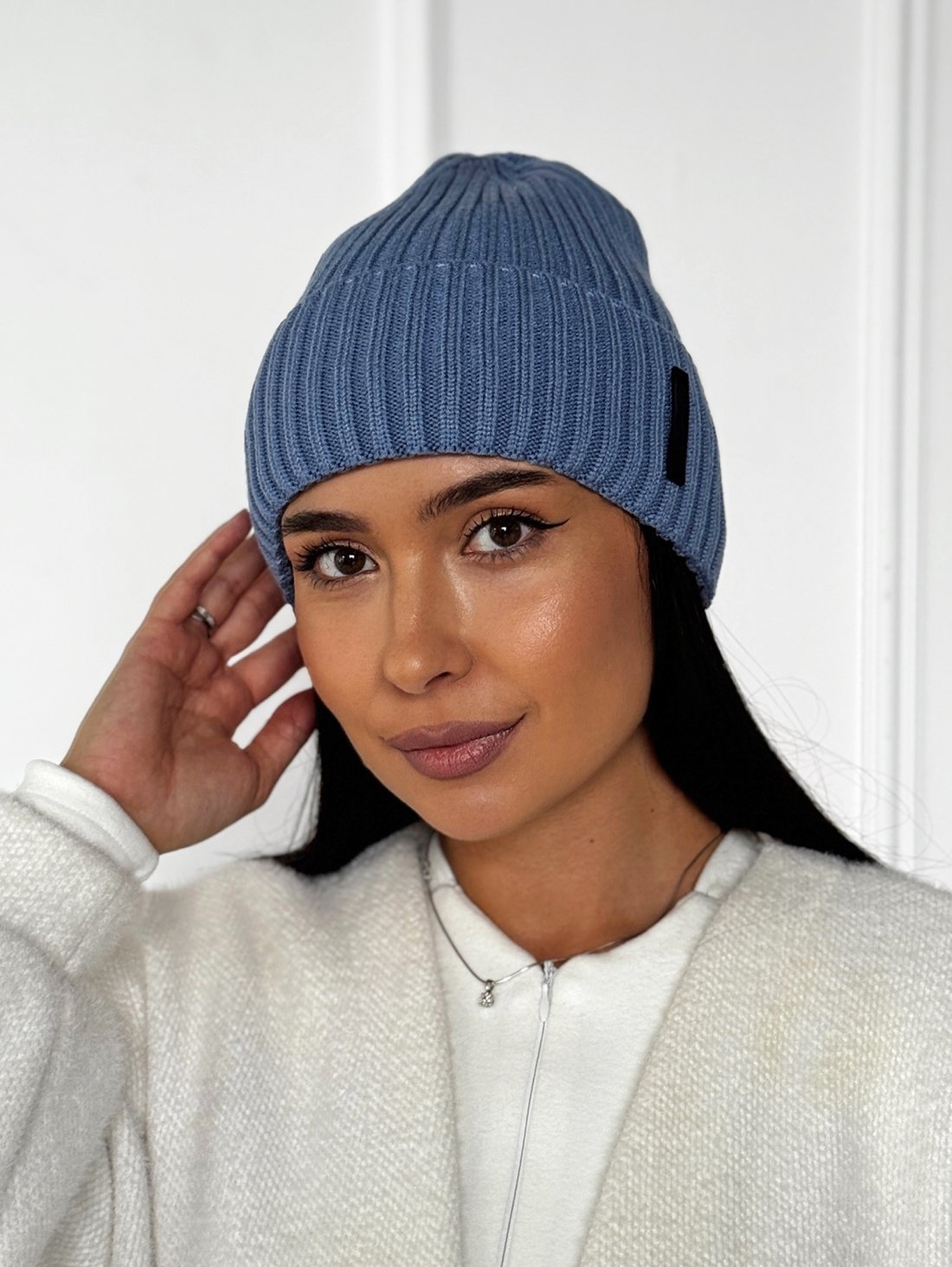 Стильна і тепла жіноча шапка блакитного кольору INNOE 950825-1 Джинс