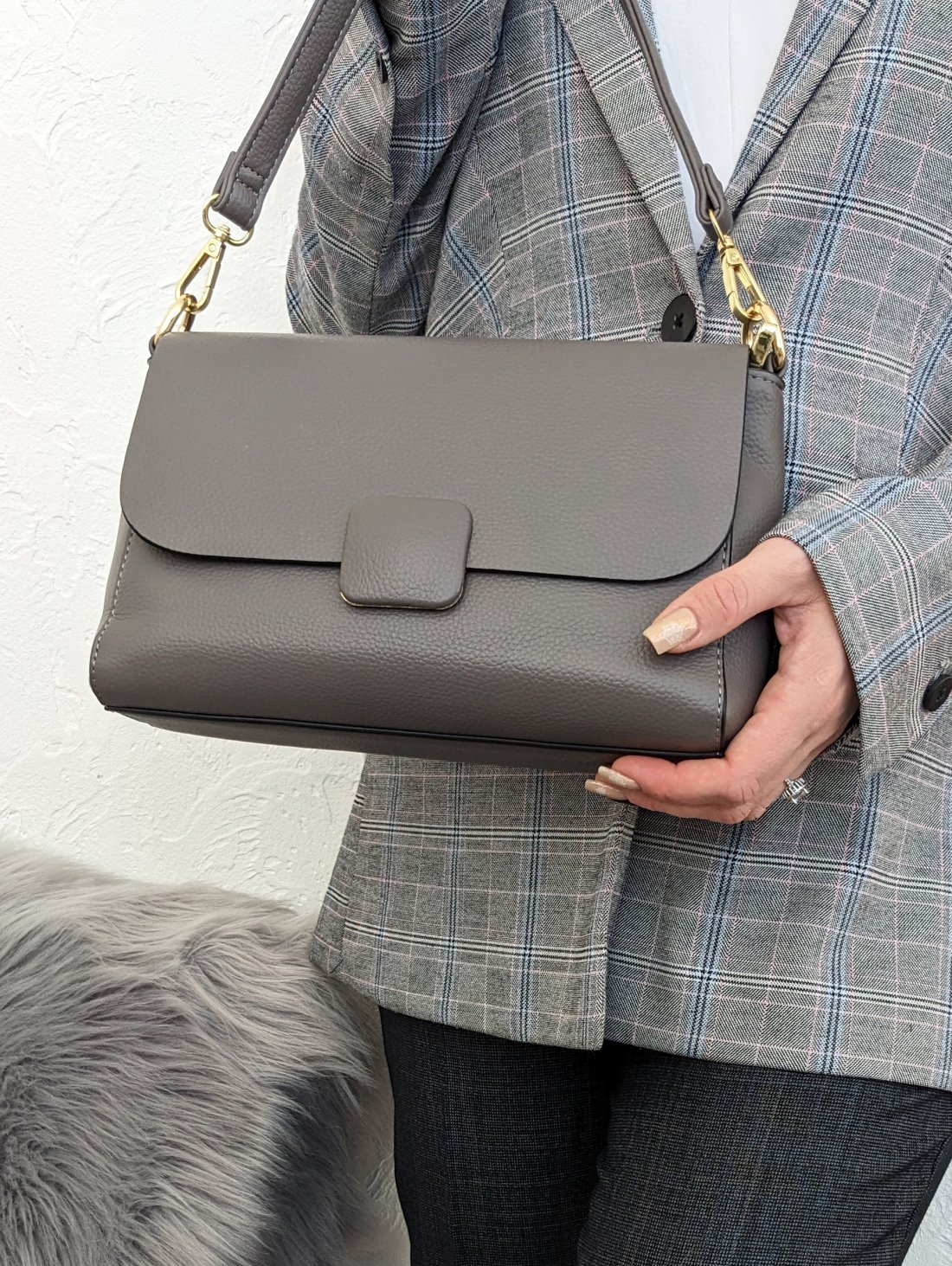 Стильна сумка Minimal Accent з декоративною кнопкою-пряжкою INNOE 350013-1 Тауп