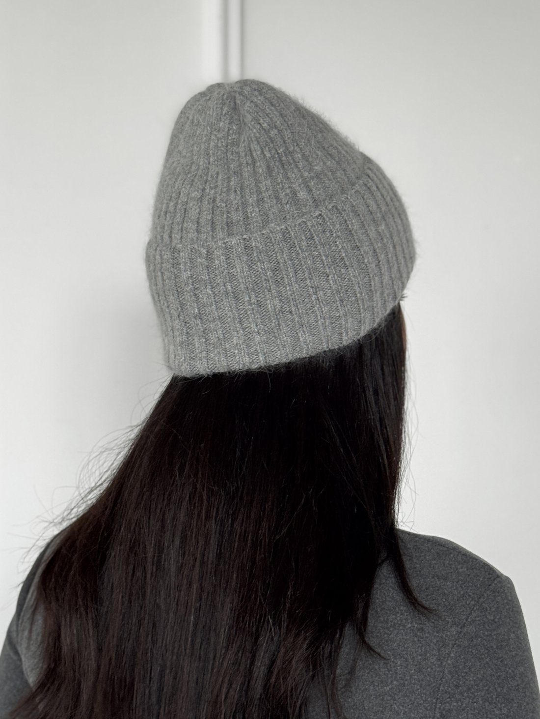 Стильна жіноча шапка рельєфної в'язки INNOE 950868-1 Сірий