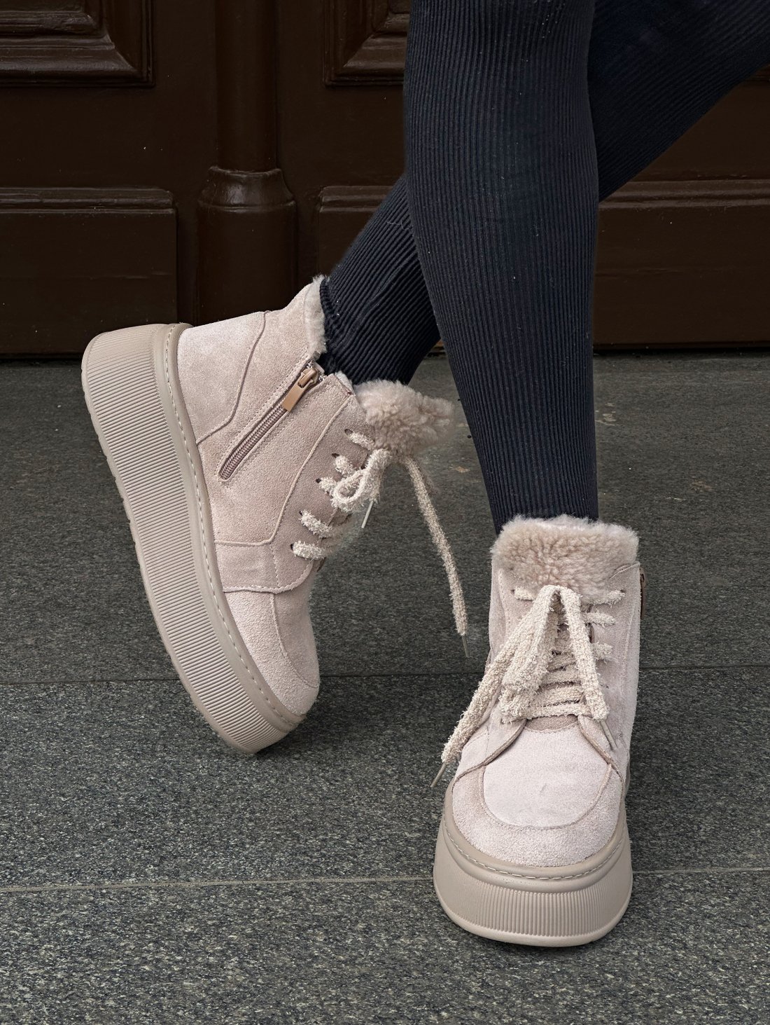 Теплі зимові черевики із замші з махровими шнурками INNOE 777562-1 Бежевий