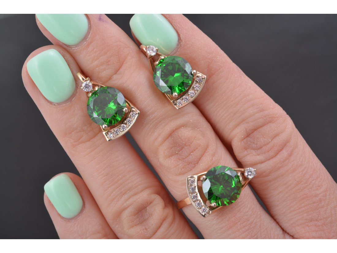 Гарнітур із зеленим камінням