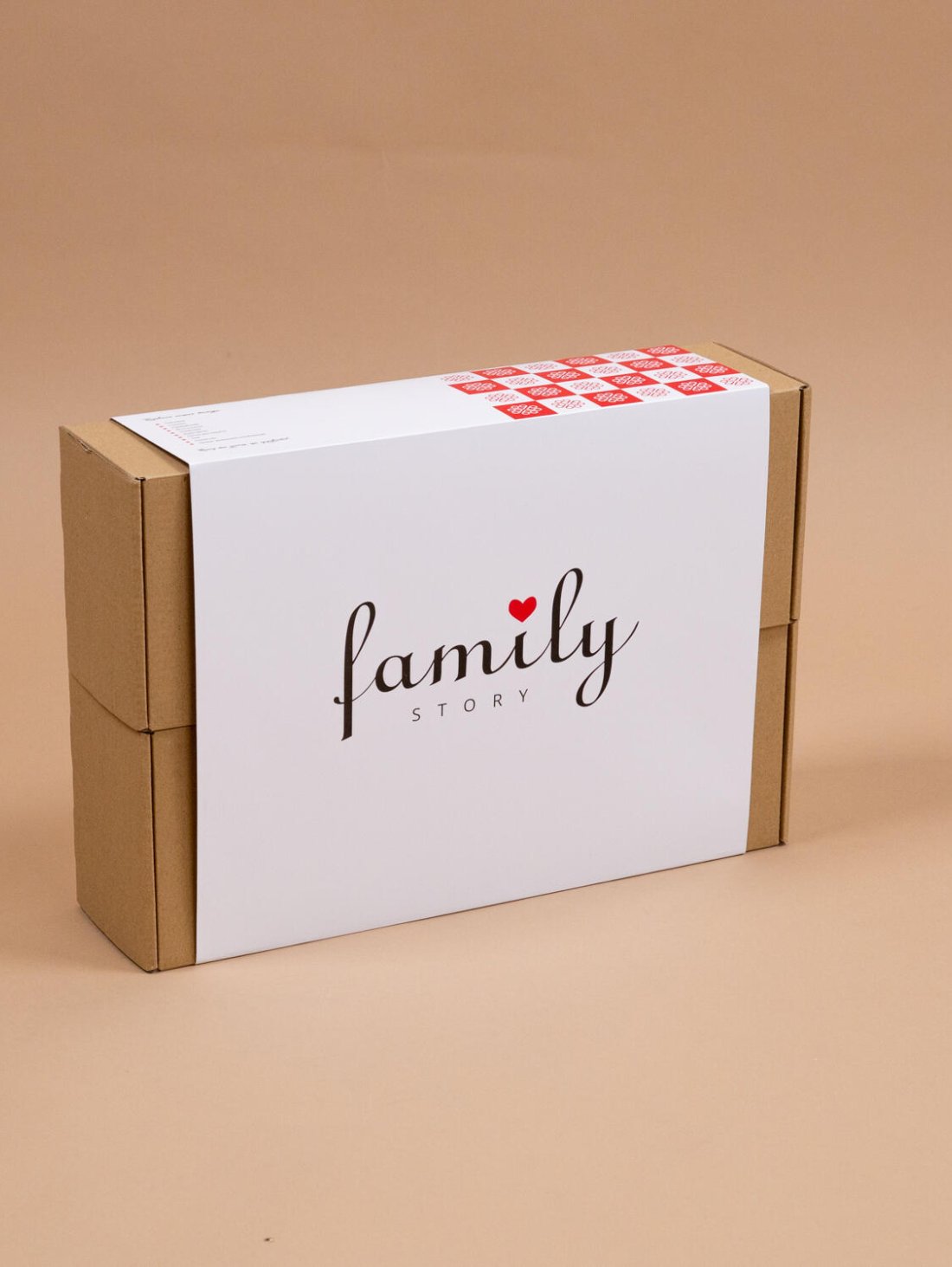 Коробка з написом Родина. Подарунковий набір Family Story для жінок Господиня дому