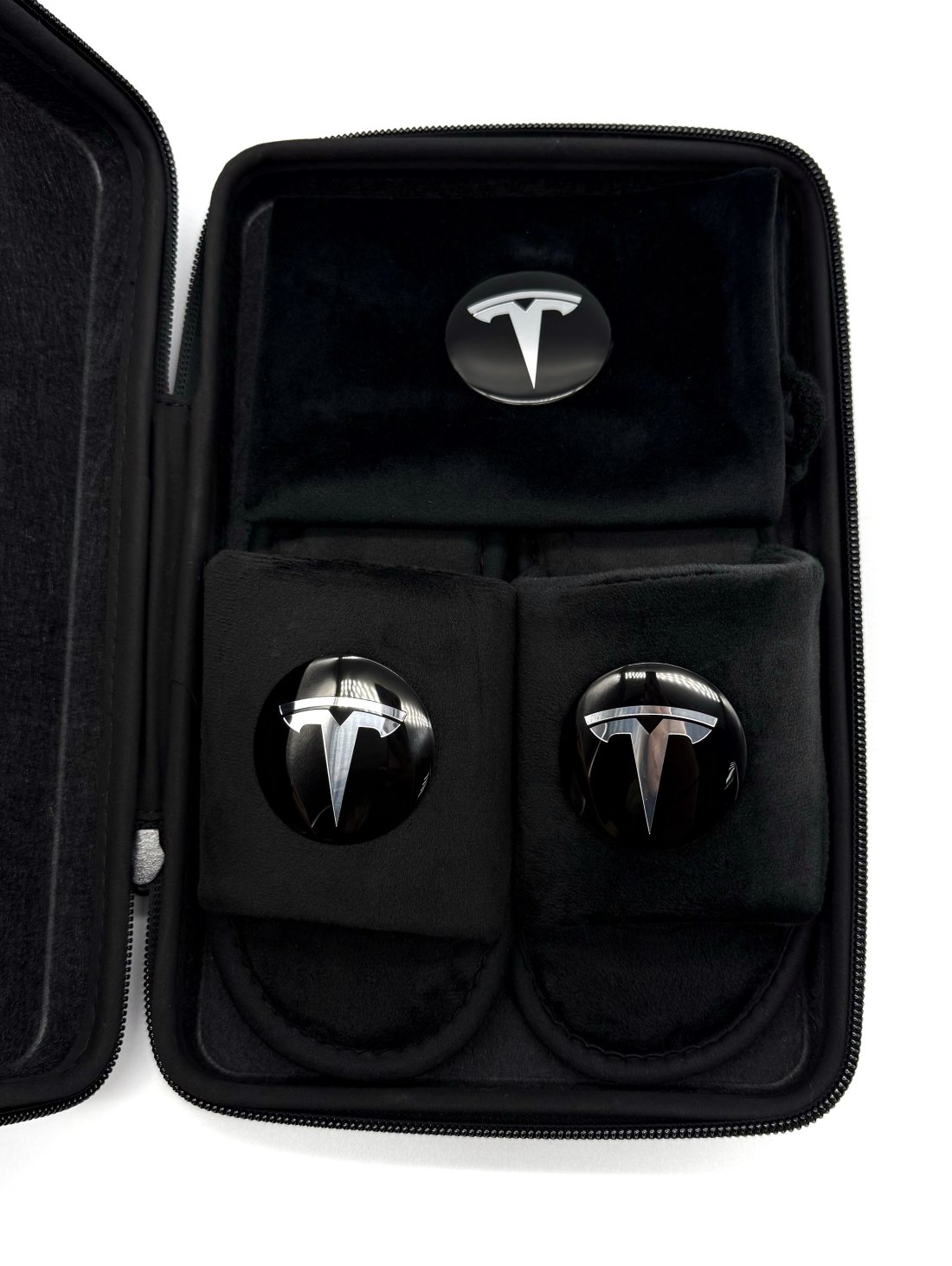 Подарунковий бокс з відкритими капчиками та мішечком з оригінальним авто-значком Tesla