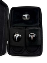 Подарунковий бокс з відкритими капчиками та мішечком з оригінальним авто-значком Tesla