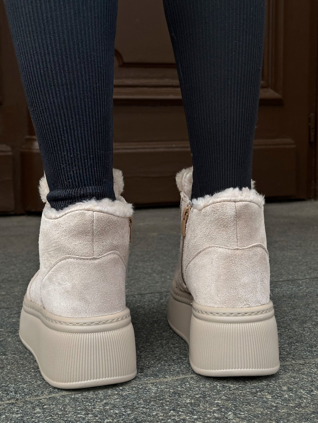 Теплі зимові черевики із замші з махровими шнурками INNOE 777562-1 Бежевий