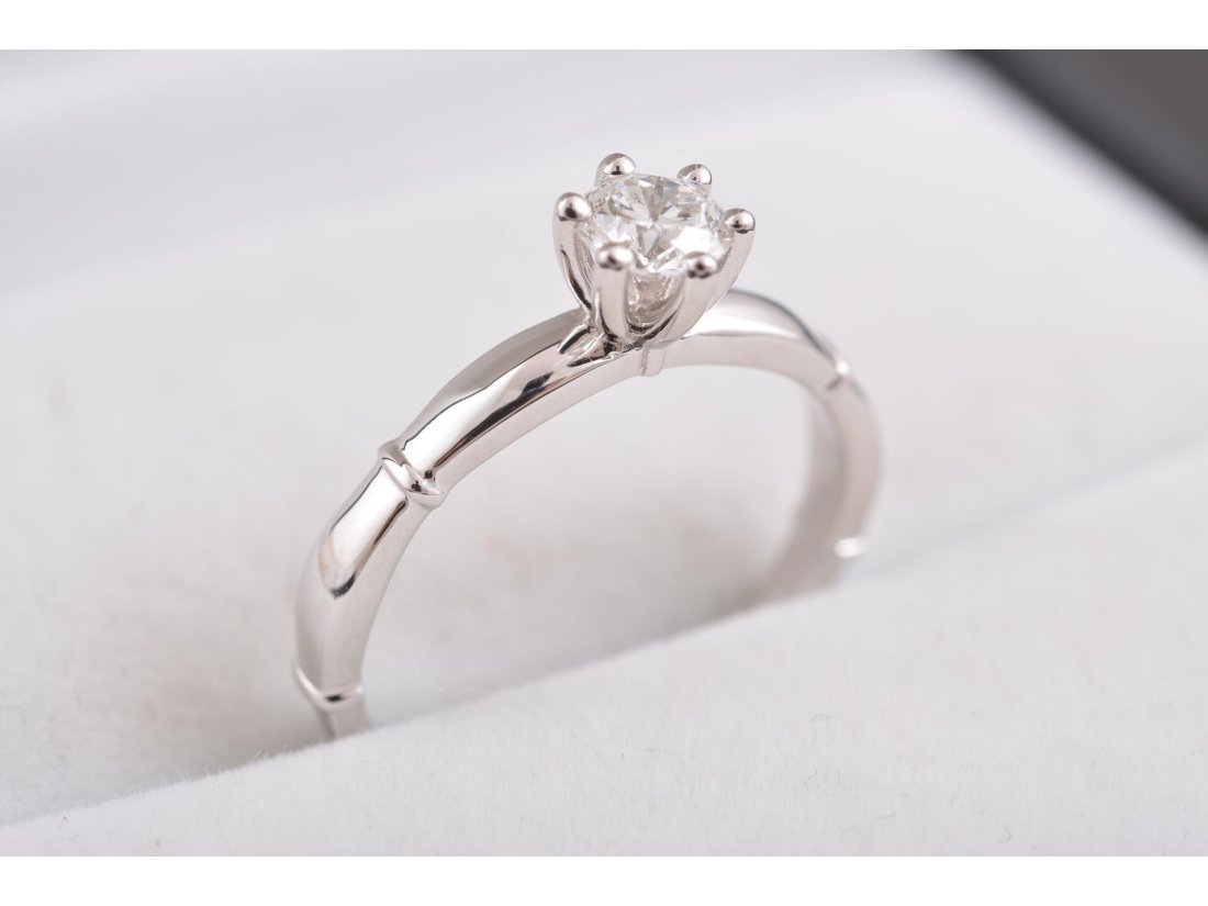 Каблучка з діамантом