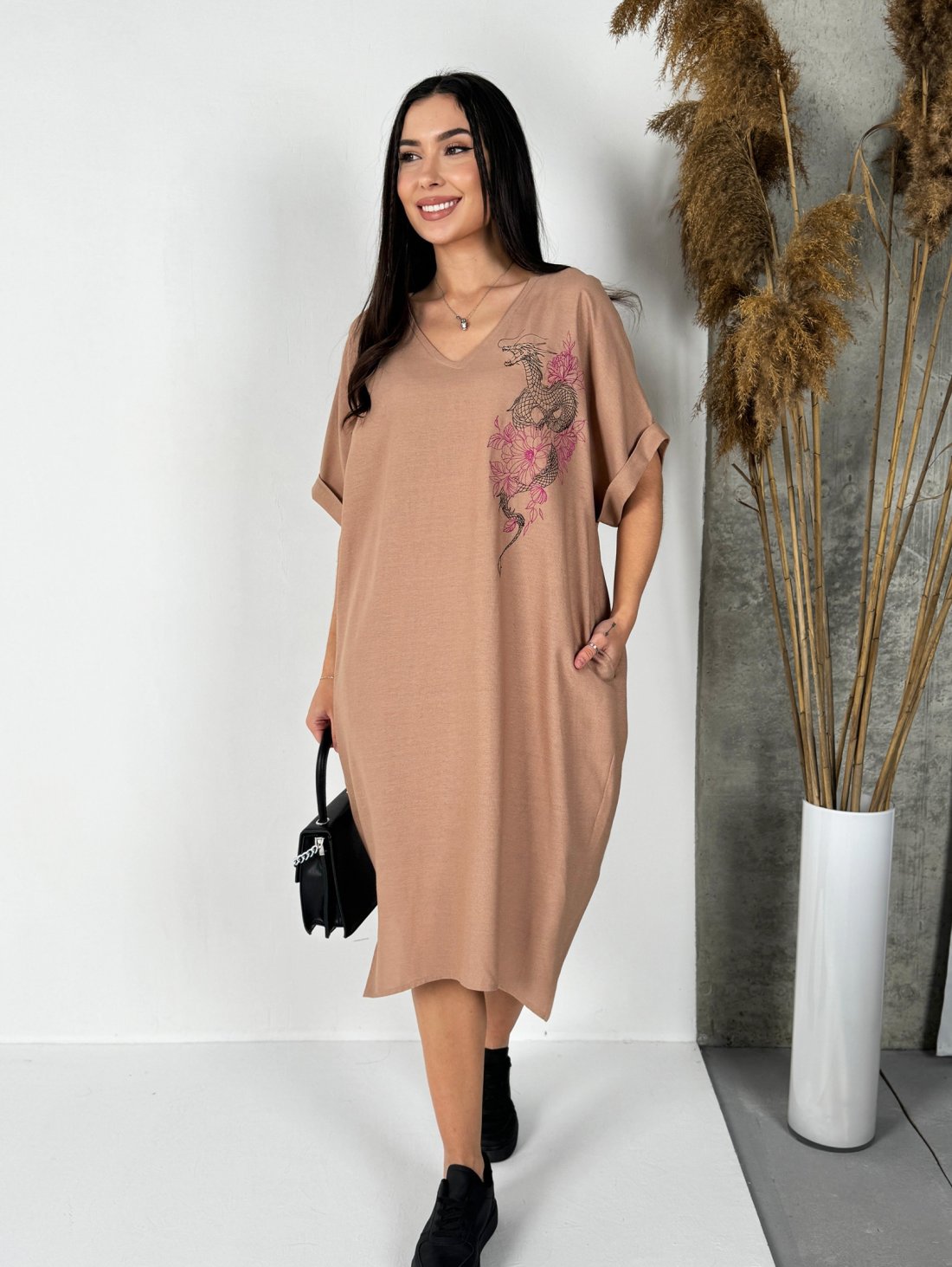 Неймовірна сукня оверсайз довжини міді з дизайнерською вишивкою 270341-4