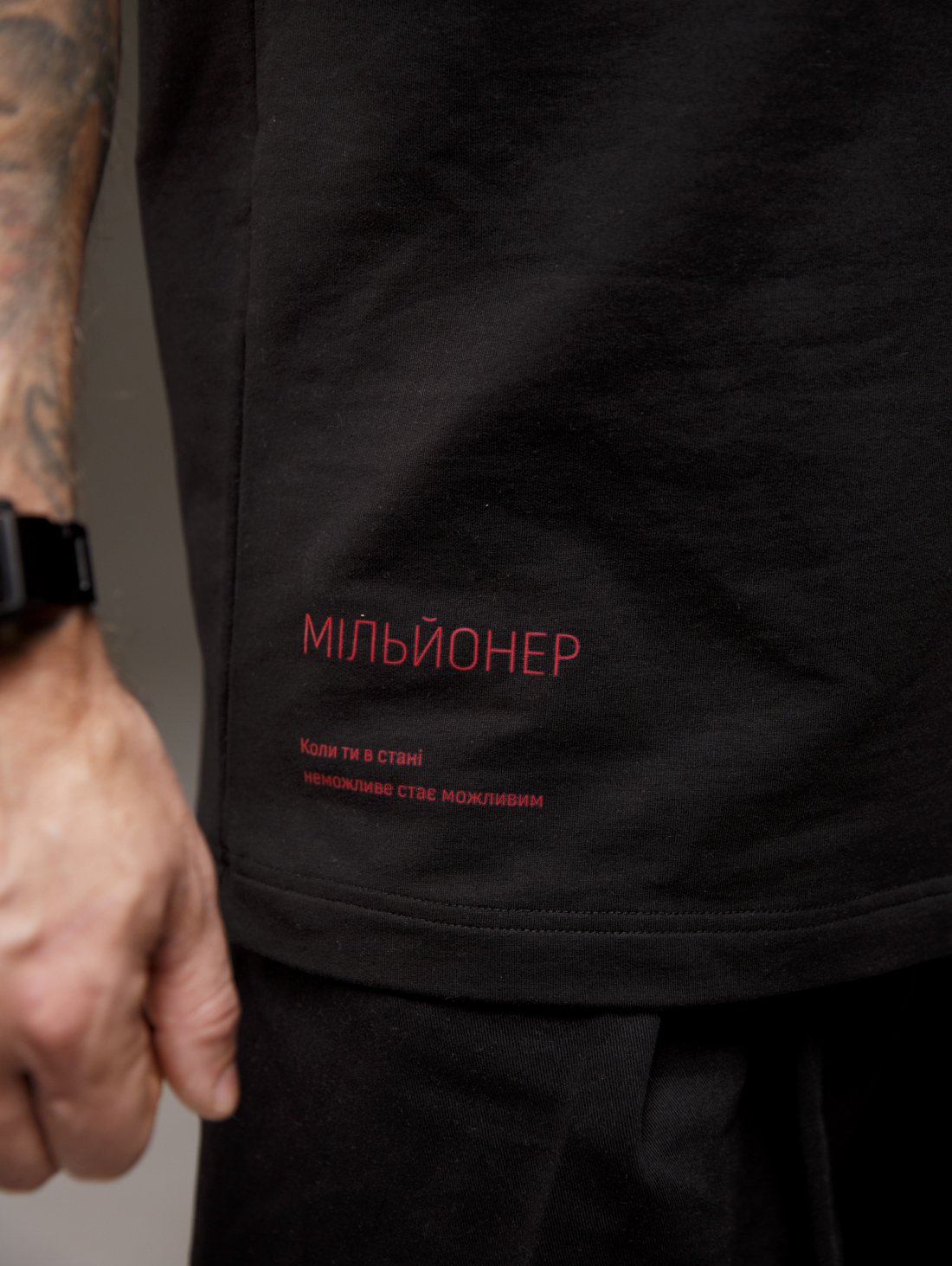 Футболка чорного кольору з принтом "Мільйонер" стан - Багатства - Фото3 Футболка чорного кольору з принтом "Мільйонер" стан - Багатства - Купити