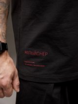 Футболка чорного кольору з принтом "Мільйонер" стан - Багатства - Фото3 Футболка чорного кольору з принтом "Мільйонер" стан - Багатства - Купити