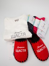 Комплект «Стан Щастя та впевненості» - футболка та червоні капці з принтом «Джерело щастя» та 3 пари шкарпеток - Купити