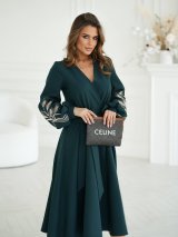 Елегантна сукня на запах з вишивкою 270545-1 т.зелений