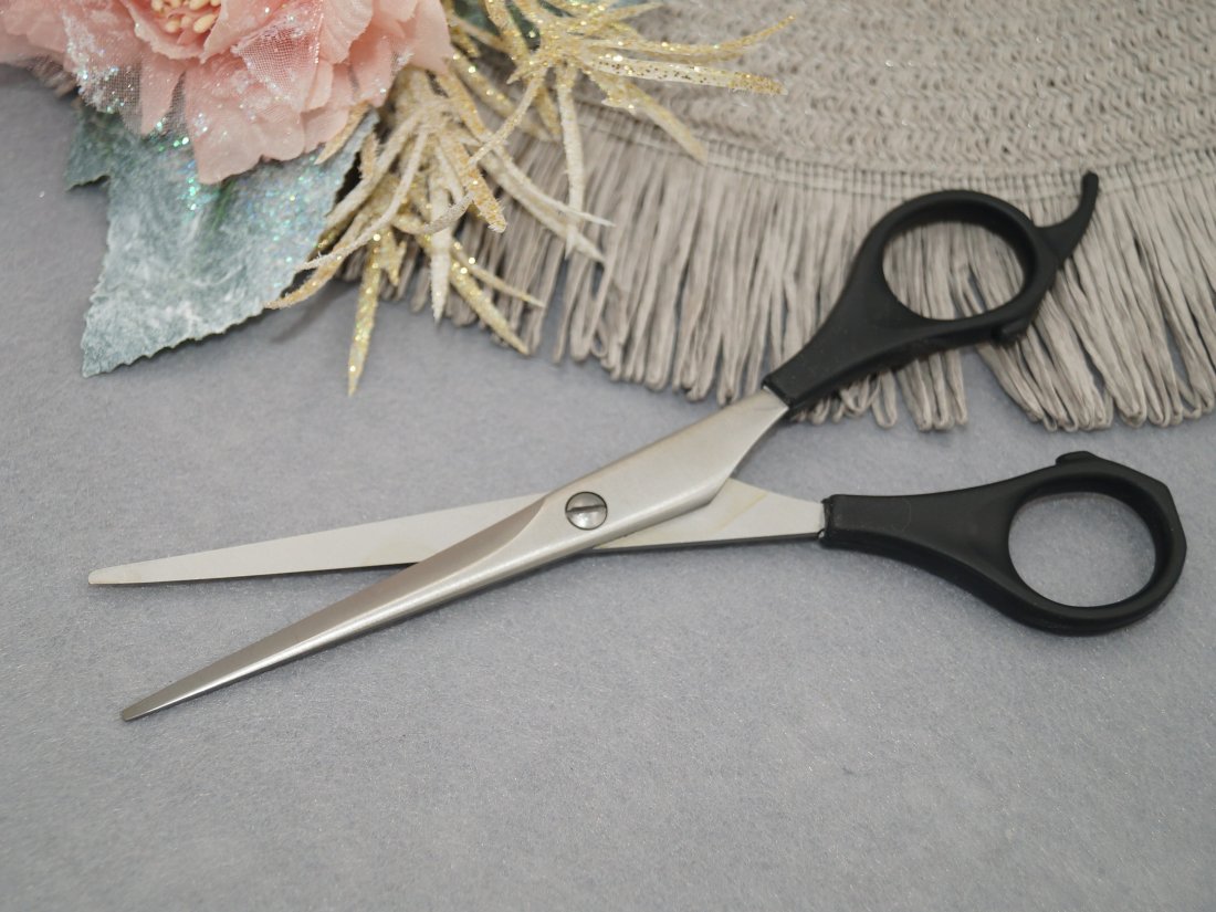 Перукарські ножиці для стрижки.