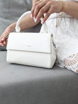 Сумочка з квітковим аксесуаром і регульованим ремінцем INNOE 35002-1 Білий