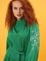 Зелена сукня з вишивкою на рукавах 270382-1