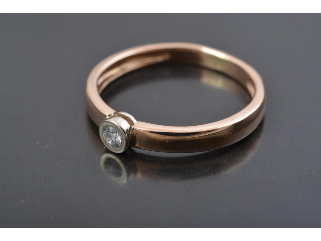 Жіноча каблучка із камінчиком