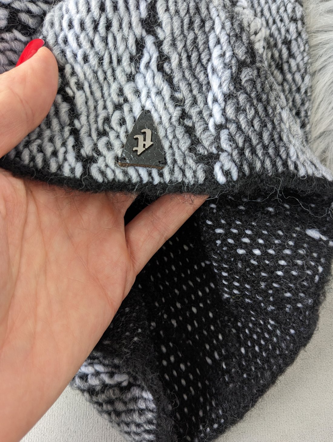 Жіночий комплект шапка і баф із об'ємною в'язкою INNOE 950076-1 Світло-сірий