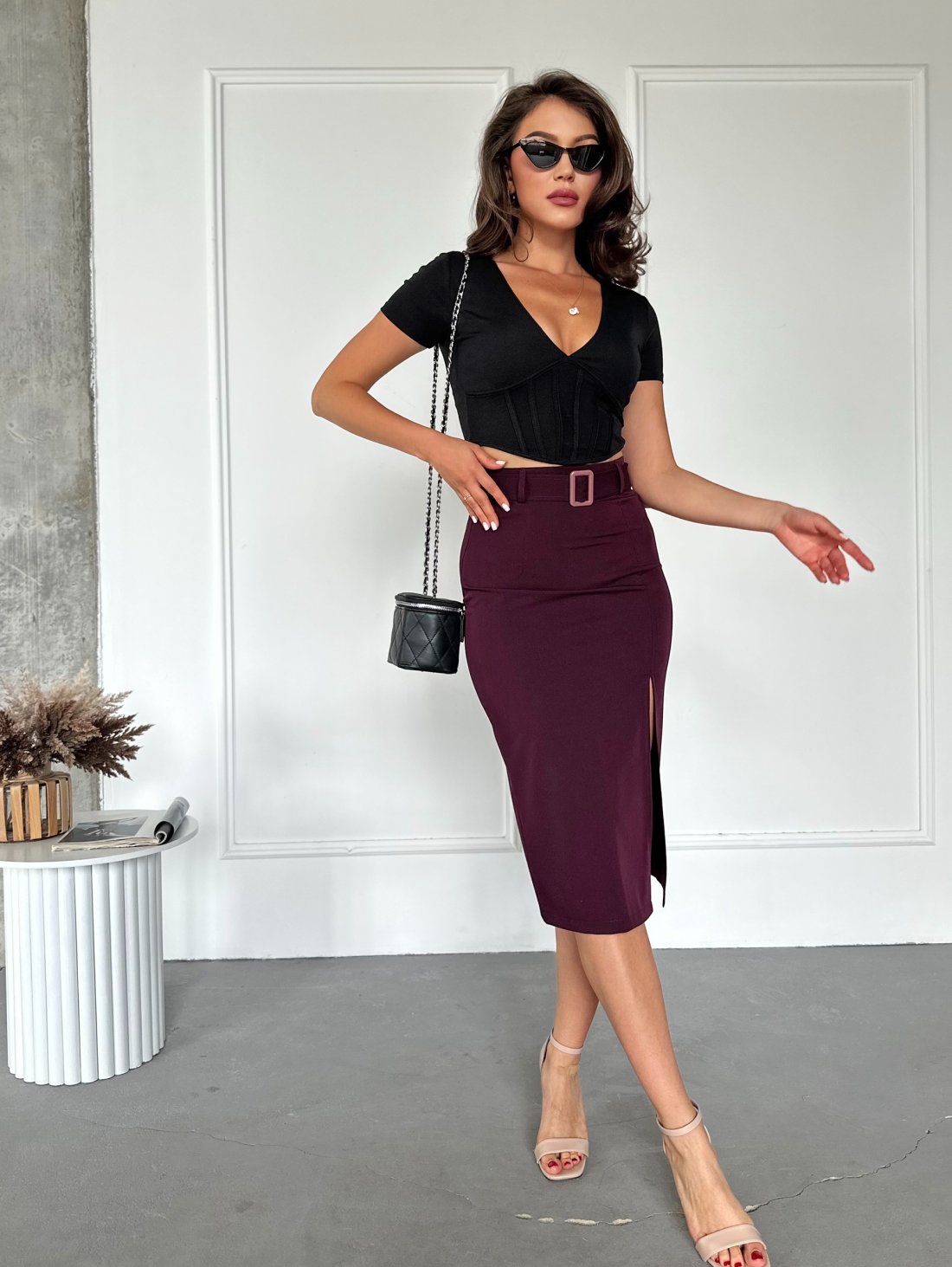 Стильна жіноча спідниця довжини міді з розрізом 220142