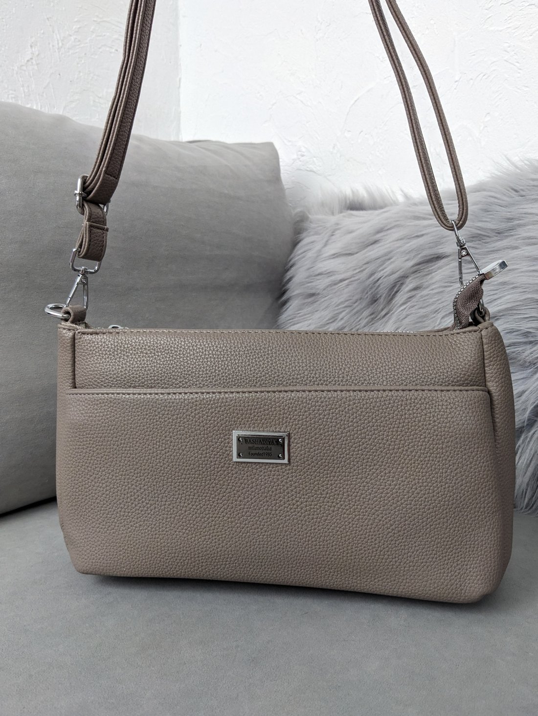 Містка сумка з великою зовнішньою кишенею і практичним дизайном INNOE 350010-1 Бежевий - Купити