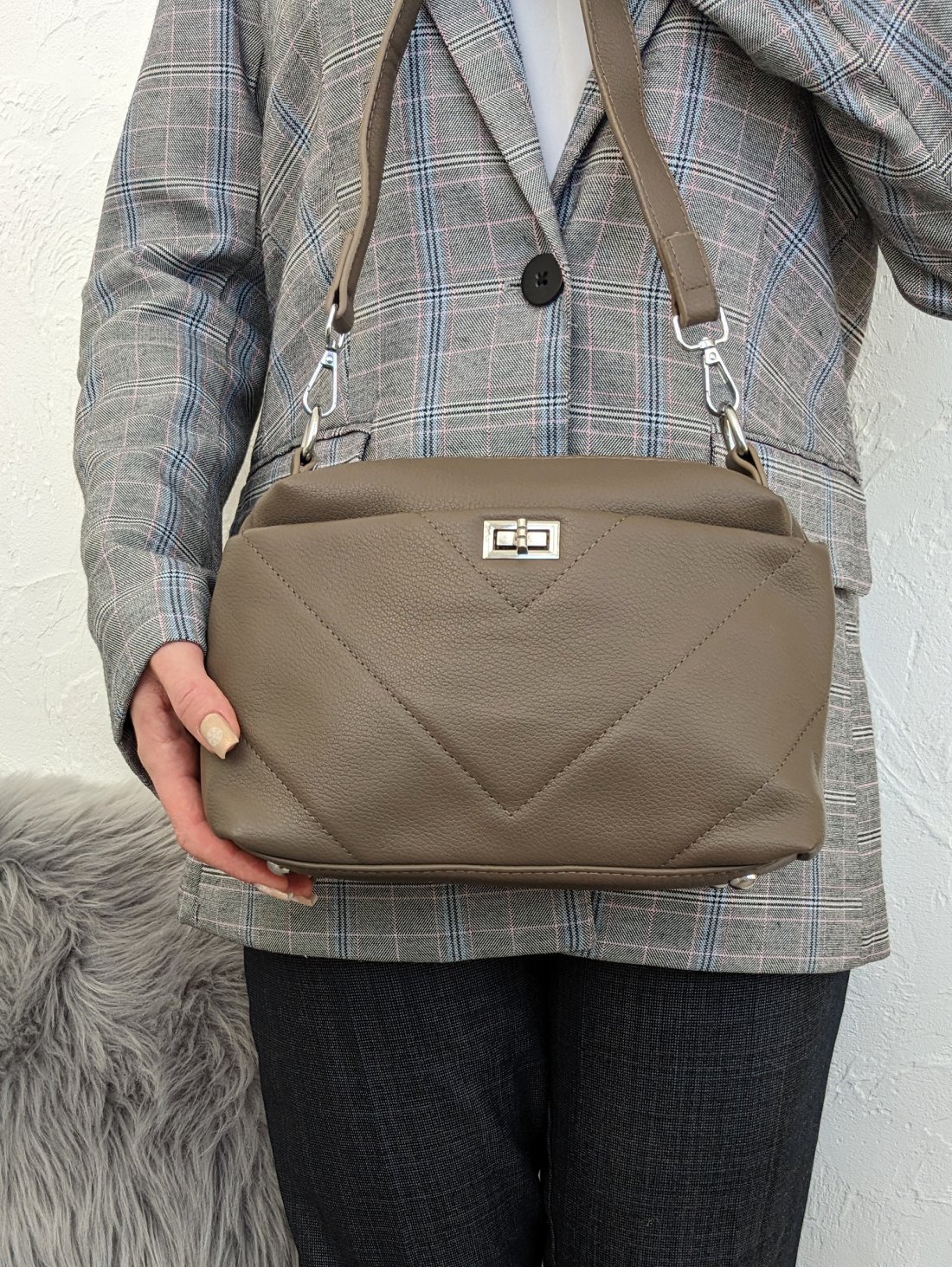 Елегантна жіноча сумка з лаконічним дизайном INNOE 350010-3 Бежевий