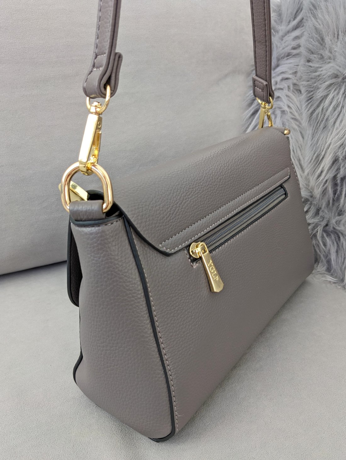 Стильна сумка Minimal Accent з декоративною кнопкою-пряжкою INNOE 350013-1 Тауп