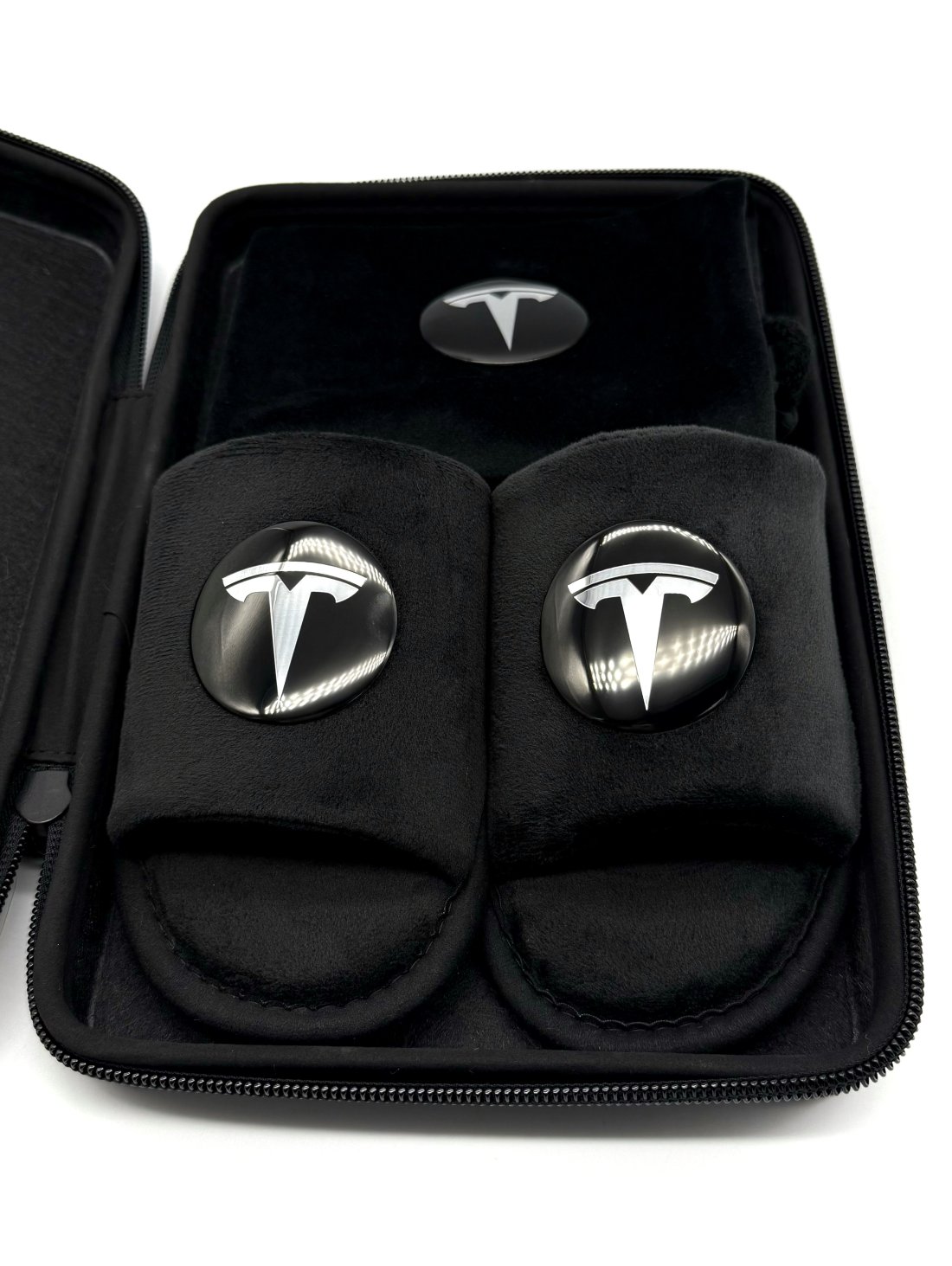Подарунковий бокс з відкритими капчиками та мішечком з оригінальним авто-значком Tesla