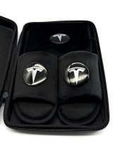 Подарунковий бокс з відкритими капчиками та мішечком з оригінальним авто-значком Tesla