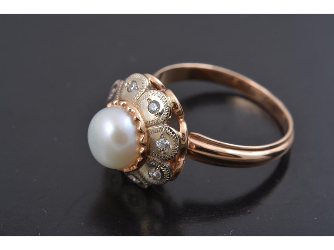 Жіноча каблучка із перлиною