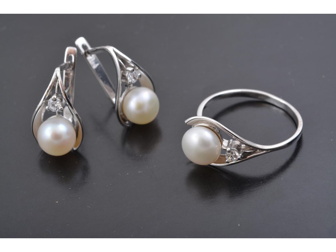 Гарнітур із перлинами