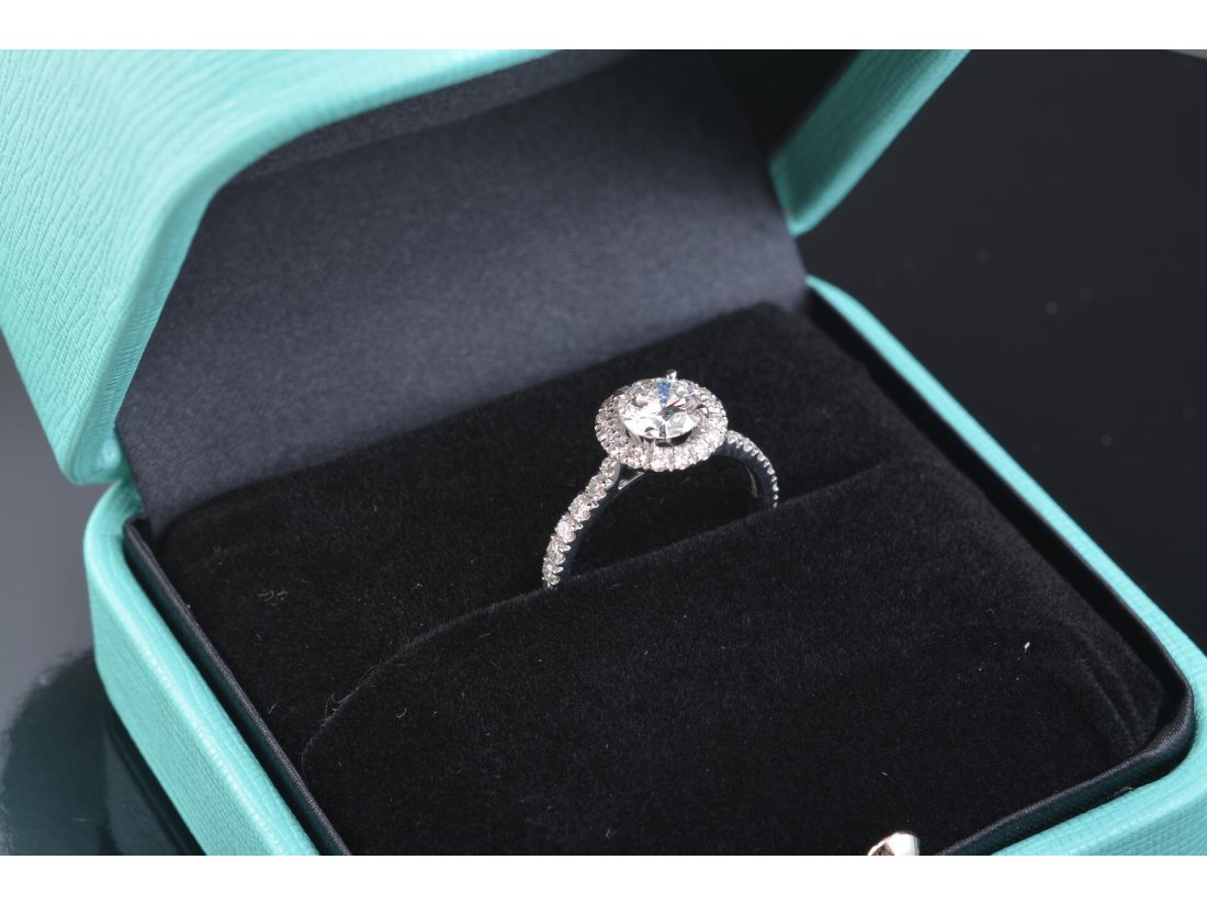 Каблучка із діамантами у стилі Tiffany & Co