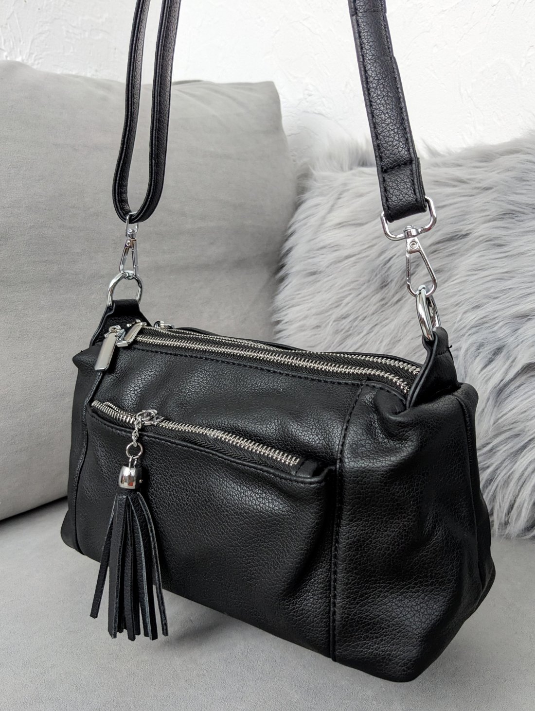 Стильна чорна сумка з м’якої екошкіри з китицею через плече INNOE 350010-4 Чорний