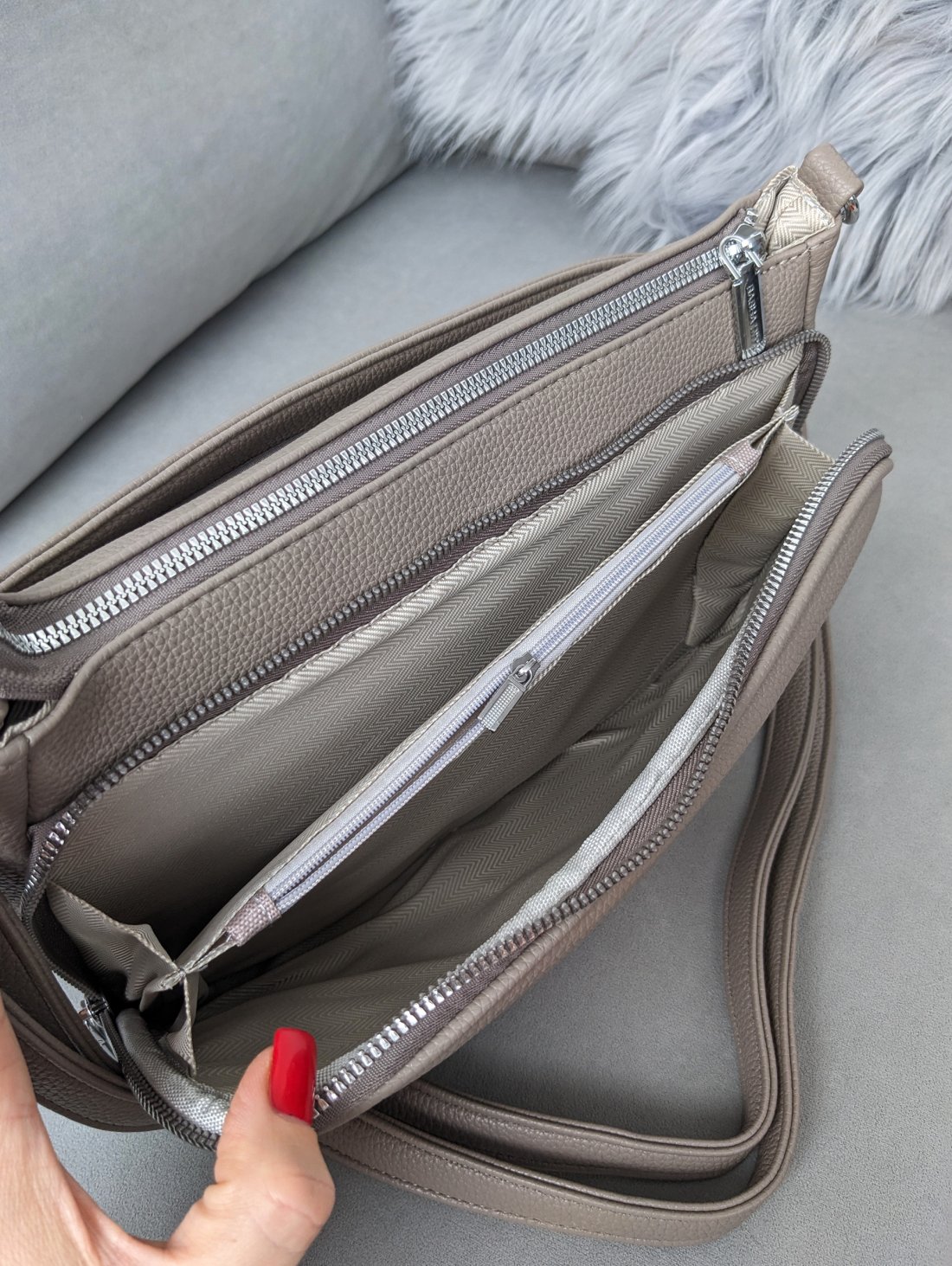 Містка сумка з великою зовнішньою кишенею і практичним дизайном INNOE 350010-1 Бежевий