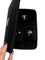 Подарунковий бокс з відкритими капчиками та мішечком з оригінальним авто-значком Tesla