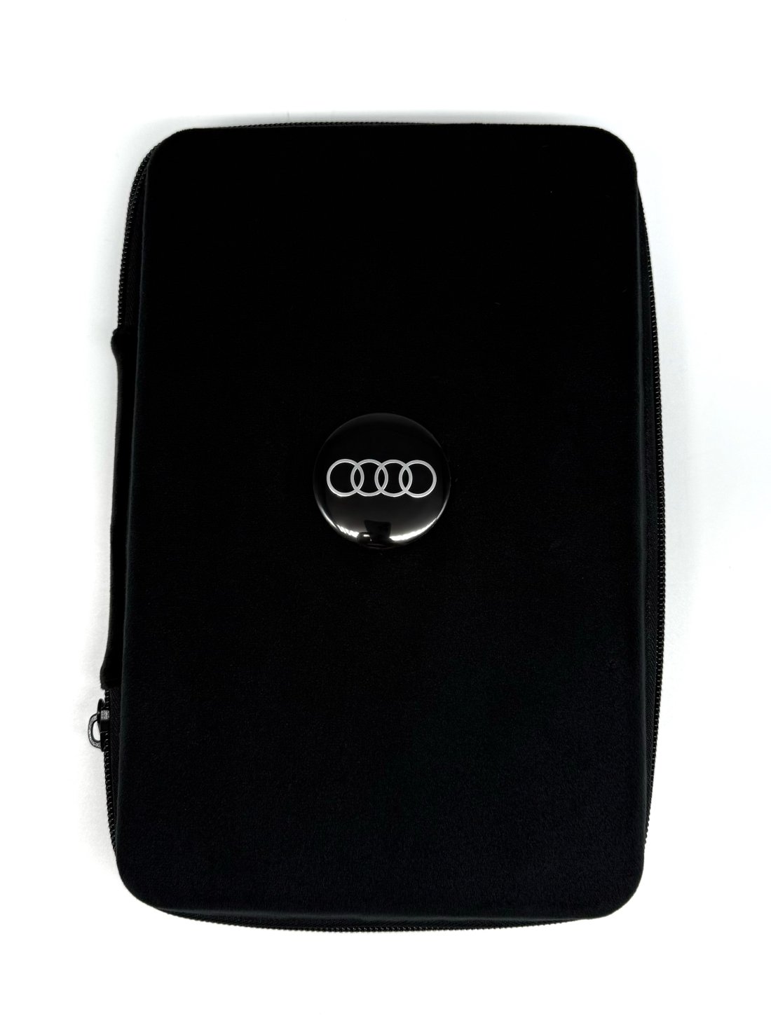 Подарунковий бокс з відкритими капчиками та мішечком з оригінальним авто-значком Audi - Family Story