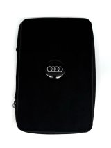 Подарунковий бокс з відкритими капчиками та мішечком з оригінальним авто-значком Audi - Family Story