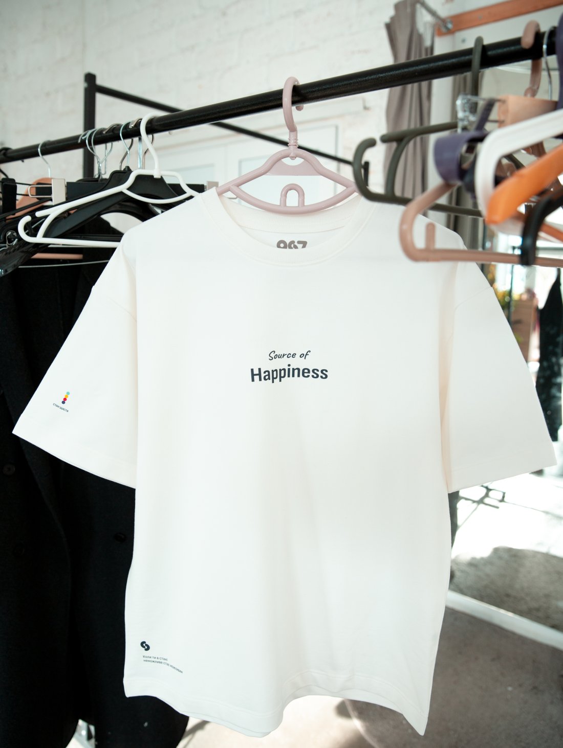 Футболка чорного кольору з принтом &quot;Source of happiness&quot; стан Щастя