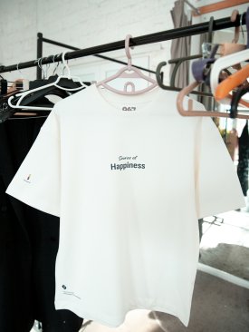 Футболка чорного кольору з принтом &quot;Source of happiness&quot; стан Щастя - Купити